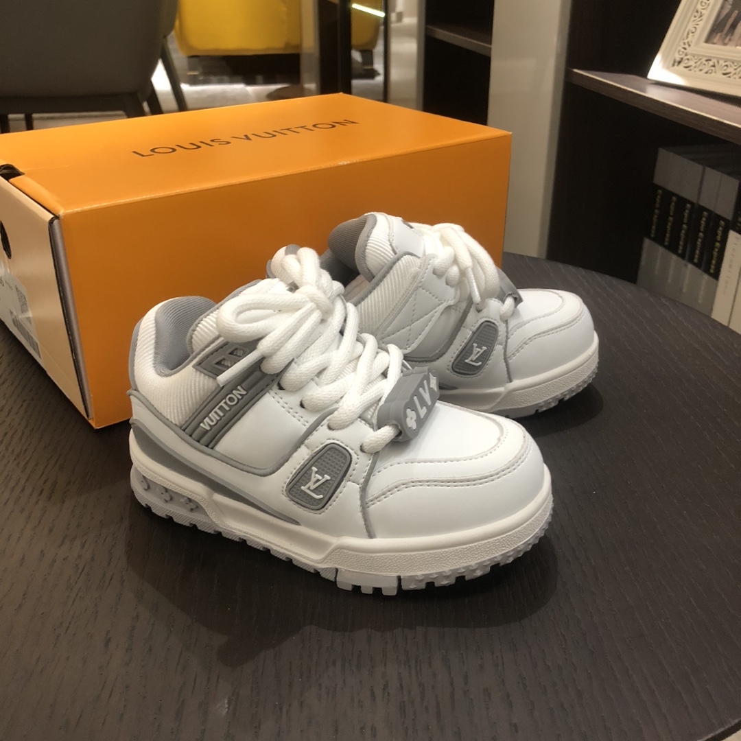 Children's shoes child